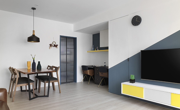 （图）日工设计作品《Aurora》

为什麽不选择沉默？王总监的想法很直接：既然有人不满，那就面对。网路世界的逻辑很现实，负面消息越吵越大，躲起来只会让猜测与不满持续发酵。与其被动挨打，不如主动出击；与其争论对错，不如展现解决问题的诚意。事后回想，他坦言当时心裡确实有些波澜，但很快就调适过来。「危机就是转机」不是口号，而是他反覆验证过的处世态度。比起越想越委屈、或与人硬槓，更重要的是把力气花在要做的事上。

那则回应发出后，原本剑拔弩张的气氛逐渐缓和。有网友收到赠品后回头发好评文，更有人直接留下：「整篇看下来这是反向行销文吧！高手在幕后。」王总监笑说，类似评价他遇过不只一次，但要说是刻意操作，还真没有。那不过是他面对问题的本能反应——既然挡不住，那就正面迎上去。
