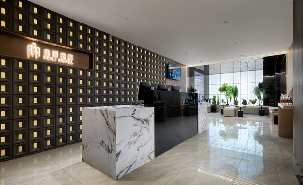 （酒店前台接待区）

GDD深思设计团队在参与翡丽酒店设计时，关注到酒店品牌运营和城市品牌塑造的重要性。提出了将涵养城市精神+迭代发展相融合的改造方案。这个方案包括对酒店内部和景观进行改进，以及运用设计手法、材料和色彩来体现山城独特的地域特点和文化内涵。