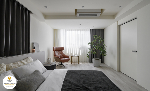 ▲主卧延续公领域的简约风格，以灰白主调搭配橘色皮革休閒椅，营造宁静氛围，左侧自然光从落地窗洒入，搭配阅读区植栽，为空间注入温度与生命，让静谧的私领域，成为与自己对话的休憩日常。

华苇轩
纬纶设计 设计总监
电话：02-2701-8631
地址：台北市中山区中山北路三段26号11楼之3
信箱：weilun.ltd@gmail.com
网址：https://www.weilundesign.com/

OPEN Design 动能开启传媒：https://www.openworld.tv/