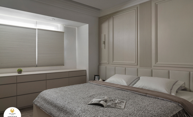 ▲主卧延续公领域的米色及线板造型，温暖调性与简洁画面构筑舒心酣眠场所；窗畔梳妆桌旁设置内含插座的储纳柜，贴合生活习惯，提升日常便利性。

获奖作品《淨光叙简》
