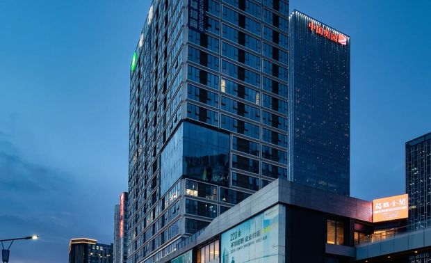           多维思考x商业重塑

中北科创中心项目位于大湾区广州番禺区万博CBD。毗邻中国奥园广场、万达广场、天河城等大型商务区，地理环境优越，建筑主体已空置三年，占地约4万平方米，分为两塔，本次改造主楼约两万平米的商务空间。改造前由于空置时间较长，内部建设处于零基础的初始状态，GDD深思设计团队在经对万博商圈进行商业调研后，对中北科创中心进行全面提升和设计改造。