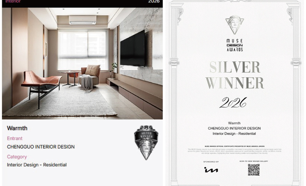 
本文由OPEN编辑部撰写

MUSE Design Awards由历史悠久的国际奖项协会International Awards Associates（IAA）主办，以发掘全球设计缪思为宗旨，为建筑、室内、时尚等领域提供全面的发光舞台，每年严格的评分标准，吸引国际知名品牌与设计师争相参与。面对三间卧房入口集中、公共区域受压缩的原始格局，洆果设计总监 刘笛榛 LIU TI CHEN 依家庭成员的居住频率重新配置空间。考量业主夫妻长居海外，团队将主卧转作返台期间入住的弹性客房，房门则调整至原主浴两侧，方便两名儿子就近使用卫浴，也促使私领域出入口向内集中，减少日常路径相互干扰。原先使用率偏低的客房随之释出，併入开放厨房成为整合备餐、料理、储物等机能的中岛区域，配合沿走道设置的大面系统柜，改善原有动线侷促及收纳不足的问题。中岛外观採深蓝窑变砖包覆，弧形轮廓柔化厨具的俐落线条，再搭配金属框长虹玻璃隔屏、金属层架，辅以间接照明，维持区域通透之馀，也替料理场景增添鲜明层次。作品《Warmth│有度之暖》跳脱既定房数框架，将较少使用的坪数转化为贴近日常的共享机能，藉格局重整回应真实需求，亦呼应大赛推崇「原创构想与实用价值」的赛事精神，最终荣获「银奖」肯定！

银奖作品《Warmth│有度之暖》
