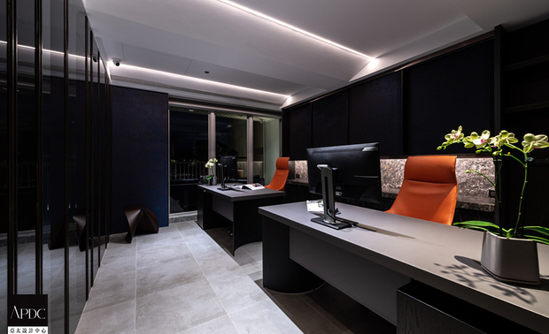 ▲主管室设置灰色玻璃隔屏保护隐私，并搭配暗色牆面与办公桌，亮橘色的座椅则为点睛之笔，于稳重氛围中注入一股活泼生动的气息。后方吊柜面贴编织地毯，与柜体的镀钛收边共组精緻质感，下方镂空区的立面与平台均为金色山脉花岗石，在灯光的照耀下闪烁金属光泽，优雅且大气十足。

郑敏娥、杨竣杰
沐筑设计 设计总监
电话：06-2508270
地址：台南市北区文成五路132号
信箱：muzhudesign@gmail.com
网址：https://muzhu-design.com/

OPEN Design 动能开启传媒：https://www.openworld.tv/