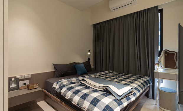 
卧室——简练宁静 构筑安心歇息私领域

卧室延续公领域的简约风格，营造一室静谧。深灰色寝具如云朵般温柔承接疲惫，灰调遮光帘轻柔垂落，守护居者安稳的睡眠。悬空式床头柜简洁轻巧，将置物与充电等日常所需，置于指尖可及之处。每一处规划都以舒适为前提，让此处成为放鬆歇息的港湾、恢復能量的私密天地。
