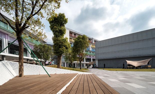 在公园里办公，激活社区公共行为多样性

改造后，场地成为商务及社区兼顾的公园。既为园区内办公人员提供商务活动的室外空间，同时开放的公园边界也引导周边居民和路人进入场地活动，此提供社交、休息、亲子、锻炼、玩耍，以及不定期举办的各类活动，而场地的开放与包容让每个参与者都能平等的享受安静和休憩的机会。

