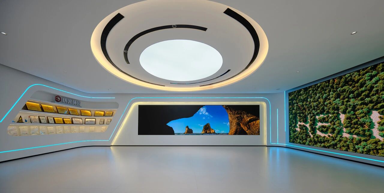 高效与温度并存

办公区的绿植墙将自然引入室内，木质洞洞板与通透窗景让工作与呼吸共生；会议室里，温润木色与柔和光感交织，在严谨的讨论中仍留有余地与温度；