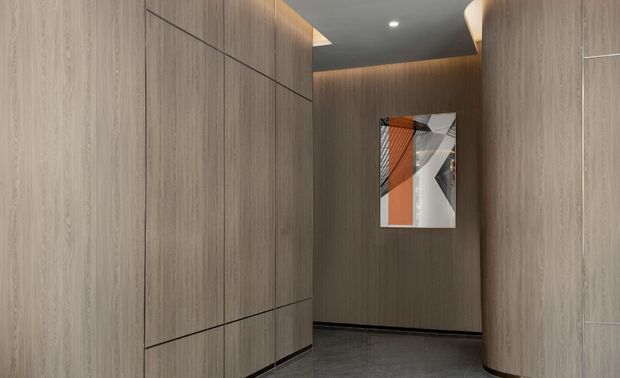 转角

项目整体设计极其重视材料、家具、照明之间的相互作用。以轴线性和层次感的设计思路，保持空间体量感的对称。橙红色元素作为富有节奏的点缀，增加了立体性及氛围感。

关注我们