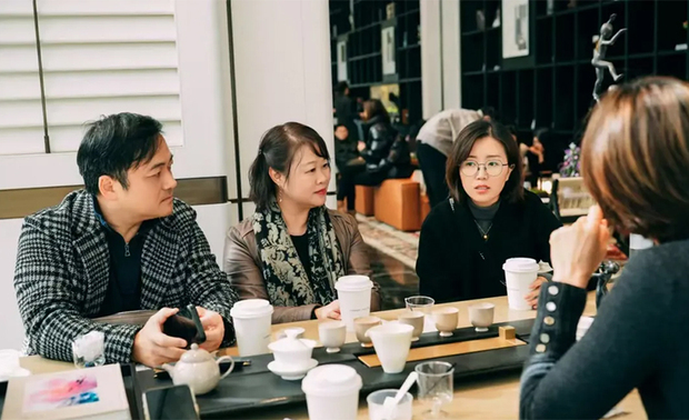 (图)豪宅参访活动中黄静文执行长(左二)与多位设计师进行深度交流。
此种角色转变并非一蹴可几,实为历经循序渐进的思维重构历程。凭藉多年来丰富的实务经验,以及荣获各大国际设计奖项的专业实力,加上远赴海外观摩学习的积极态度与开放心胸,黄静文执行长指出,她的思考维度不再侷限于单一案件的完美呈现,而是放眼于如何因应整体产业所面临的挑战与趋势,包括缺工困境、材料选择策略、ESG永续发展议题等,以及如何使集团设计水准与国际标准接轨。「在角色转换的历程中,我深刻体认到自己必须从『设计执行者』蜕变为『设计思想领导者』,此非仅止于职位的更迭,更是思维模式的根本性重构。」