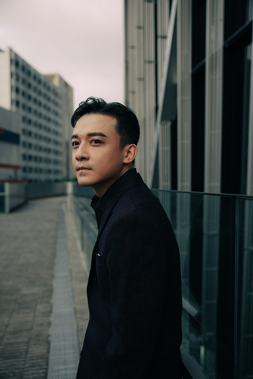 
擎森设计
设计总监 陈楚扉

公司简介
「每个空间都应有其存在的缘由（Reason），
空间设计即是为（For）探寻并实现这份缘由，将其幻化为具象的空间美学。」

擎森设计——FOREASON Design，
秉持对细节的执着与对空间美学的极致探索，
专精住宅、商空、办公设计等各式场域。
自软装到硬体皆精准把控，
慎选匠心独具且值得信赖的专业团队，
透过材质的交织、光影的流转及动线的精心规划，
不遗馀力，潜心凋琢，倾注热忱，
刻入独有的温度与生命力，
赋予生活以无尽舒适美好，为客户打造心之嚮往境界。

获奖纪录
2025年度
马来西亚 My Favourite International Design Award《云暮》- Winner
美国 LONDON Design Awards《时序》- Silver Winner

金奖作品《云暮》
