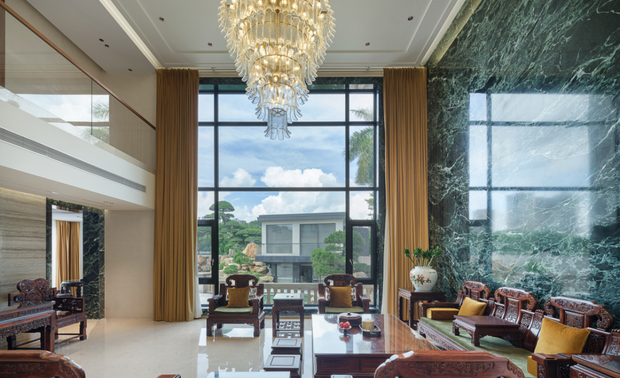 楼梯作为连接楼上下层空间的纽带，在布局中起着举足轻重的作用，同时也是提升家居环境气质的一道风景线，展现别墅的美感。