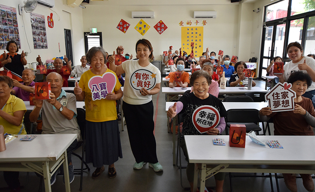 （图）活动即将结束，长辈们满面笑容地与八宝团队成员合照留念。

他们提到，团队曾构想过结合设计专业，对弱势族群及老客户投入更多实质助力的老屋修缮企划。碍于当下人力仍吃紧，无法立即实行相关作业，但无论是提供弱势群体简易装修服务，或为老客户定期进行小型整理与房屋检修，日后只要时机成熟，他们必会付诸行动。「即使力量有限，我们依然期望社会变得更加美好，为此，团队会在有限条件下持续付出心力。」
