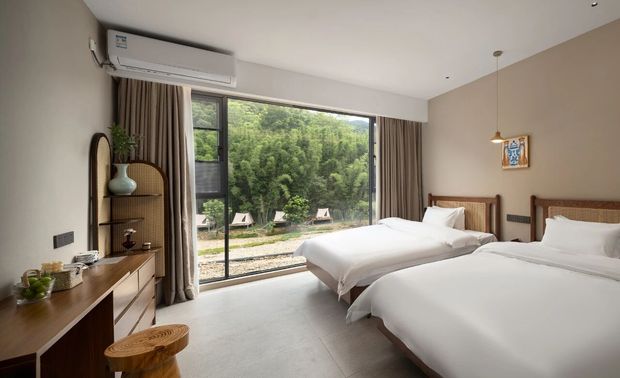 营地风民宿让您尽享山居之乐，夜幕降临，有趣继续。