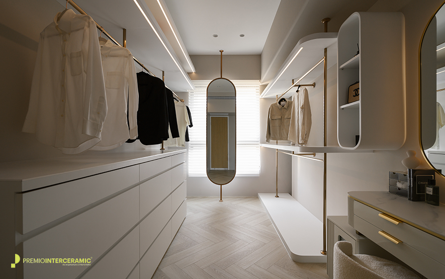 ▲主卧弧形木作床背板内藏暖黄间接光源，可作夜灯并营造舒眠氛围；更衣室整合衣架、抽屉柜与梳妆台，并以伸展台为概念发想窗畔浅金镜面，提供住者一展美学的时髦舞台。

陈楚扉
擎森设计 主持设计师
电话：02-22123664
地址：新北市新店区安兴路125-9号9楼
信箱：foreason6@gmail.com

OPEN Design 动能开启传媒：https://www.openworld.tv/