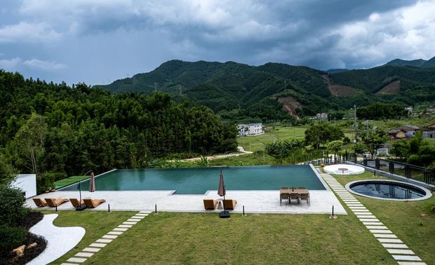 开向晴溪豁远眸

有没有一个瞬间，想脱离喧扰的城市，卸下沉重的面具，与爱人/孩子/朋友分享一个只属于你们的假期。最好有那么一个地方，非常静谧、非常安逸，只需要一个长走廊、一把躺椅、一个无边的泳池、一个氤盒的温泉池.....逃离城市钢筋水泥的森林，感受山水给予人内心深处的荡涤和宁静。

坐落于广东惠州龙门县的晴溪温泉酒店，三面环山，与象头山国家级自然保护区内的天堂山相毗邻。天空澄碧，纤云不染的睛天，清澈见底，欢快畅流的小溪。晴溪一一希望带给旅客阳光明媚，处处是微笑的愉快心情，溪溪细语，与大自然共度时光。

疫情当下，改变是新常态，旅游业也迎来变革。后疫情时代，站在风口崛起的度假型酒店正持续推进品质升级。晴溪温泉酒店从最初的构想到设计深化都是度假型酒店转向3.0时代的呈现。此改造项目也是当地乡村振兴的重点项目。
