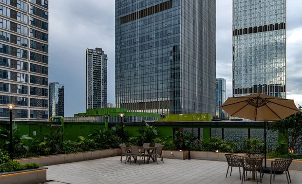 舒适 放松 雅致

共享层的外露阳台是办公空间休闲一角。充满生机和希望的绿植，清新灵动的绿色主题，干净，明亮，又淡雅。舒适的色调放慢了人们的节奏感，看似简单，每个细节却都经过深思设计的细细斟酌。

在这里工作可以满足理想与现实，又能容纳休闲与惬意，外露的阳台最直面太阳与月亮，寓意积极向上，生机盎然;同时静谧悠闲，怀抱远方。打造了一个雅致而不繁杂，整体而不缺舒适的空间。

关注我们