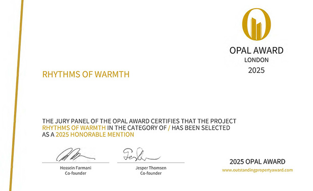 
本文由OPEN编辑部撰写

OUTSTANDING PROPERTY AWARD LONDON,OPAL（英国伦敦杰出地产大奖）由全球知名企业集团Farmani Group组织，并以招揽全球最佳建筑师、室内设计师与房地产开发商为目标，在创造异业菁英联合平台的同时，找寻各地最富创造力、革新感、社会影响力与永续性的设计方案。纬纶室内装修设计有限公司 深入理解三代同堂的多元需求，于家宅《暖序》中导入SPC石塑地板与低挥发性绿建材涂料，兼顾孩童活动安全与长辈健康照护；隐藏式收纳柜体与融入牆面的无把手暗门设计，维持视觉秩序的同时满足大量储物机能，让每道牆面皆成为自然维续场域视觉结构一致性的部分，成功将永续选材与长效维护思维贯穿全案，展现对居住健康与环境责任的深切关怀，精准契合大赛理念，喜摘本届赛事「Honorable Mention」佳绩！
