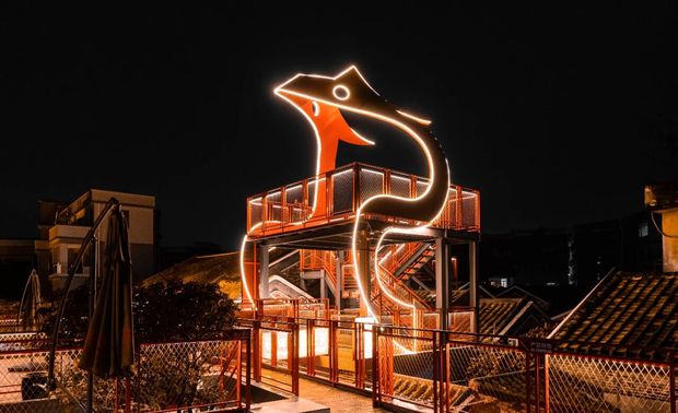 红龙在空中盘旋，成为了龟苓膏文化馆的一道亮丽风景线，吸引了众多游客的目光。龙田龟苓膏文化馆不仅代表了传统文化和现代时尚的结合，也象征着龙田龟苓膏对文化传承和创新的不懈追求和努力。GDD深思设计希望通过古建筑活化的工作，让更多的人了解和关注传统文化，并将其与现代生活融合在一起，为文化的传承和创新注入新的活力和时代精神，通过创新让传统产品更加“年轻化”。

关注我们