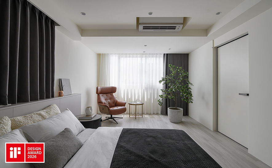 ▲客厅与餐厅以家具轴线串连，透过L型沙发与餐桌平行配置引导视线，营造通透且放大的空间感，无隔间设计提升家人互动自由，深色家具与柜体营造明暗对比，突显视觉重点并丰富层次。
