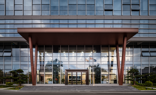 进入大厦，写字楼大堂设计简约有格调，宽敞又明亮。黑白灰的配色严谨又不是高级。光影自如穿梭，而光源埋伏其中，“见光不见源”，让空间更加的空灵多变，让人们感受到尊贵与舒适。