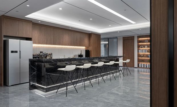 传统办公形式过于强调隐私，且在正常的工作应用中，使得整个办公环境缺乏活力，人与人之间缺少情感交流。根据现在新型办公空间的需求，打破传统办公形式，深思设计规划出共享办公空间，增加了在办公空间使用者更多沟通交流的机会。茶水间文化从原来在独立封闭的房间转变成开放互动的空间，这不仅有着对员工的关怀，更是凸显了一个企业的调性。充分理解办公空间使用者的情感，是后疫情时代之下重新回归线下办公的首要思考。