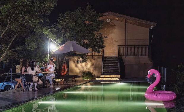 在室内度过朝朝暮暮，时而清水煮茶、时而小酌一杯，在室外坐看四时交替，望山是山，看水似水。