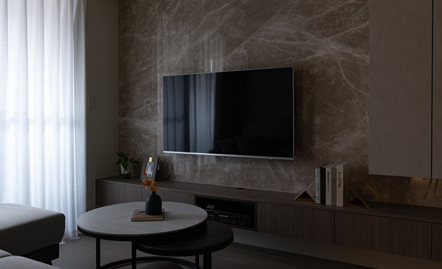 
材质与光影的和谐叙事 成就理想都市生活居所

安厝设计 主持设计师 王怡涵、设计师 方绎杉 从客厅的石材纹理，卧室的质感软装，到各处的金属点缀，每处选材与配色都经过不断推敲，呈现出既和谐统一又各具韵味的空间层次。这份细腻源自对现代居住美学的深入诠释，更奠基于对都市生活本质的透彻理解——唯有真正洞察居者需求，才能以设计的专业与温度，实践「与业主共创美好」的品牌初心，打造真正宜居的梦想家园。

案例资讯

设计团队：安厝设计
案名：域–影砌
项目类型：小坪数
项目坪数：21坪
项目地址：台湾高雄
主要建材：大理石、石塑地板、系统柜、木作

王怡涵、方绎杉
安厝设计 主持设计师
电话：0956-015-165
地址：高雄市冈山区台上里富贵西街9号
信箱：rbus7878@gmail.com

OPEN Design 动能开启传媒：https://www.openworld.tv/