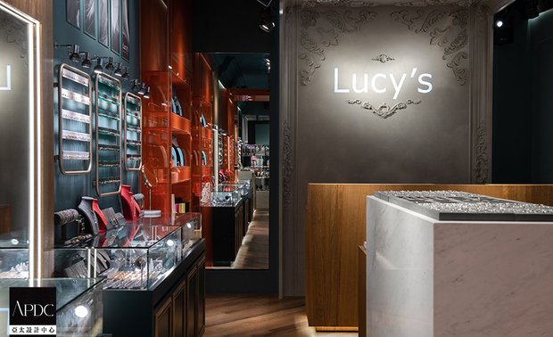 ▲凋花天花板由入口延伸至店面底部的logo主牆，形成贯穿全场的视觉轴线，其表面以特殊涂料营造的石凋质感，强化古典精品的氛围，使收银区成为品牌仪式的终点站，统一设计语彙与空间整体的故事性。
