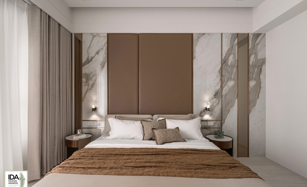 ▲主卧入门处，大面积的镀钛古铜色弧形牆与隐藏光源交织，如饭店廊道般低调华丽；衣帽间衣柜以灰玻门片搭配雾面五金，在天花板环绕的弧形光影流转间，尽展灵动优雅。

王怡涵、方绎杉
安厝设计 主持设计师
电话：0956-015-165
地址：高雄市冈山区台上里富贵西街9号
信箱：rbus7878@gmail.com

OPEN Design 动能开启传媒：https://www.openworld.tv/