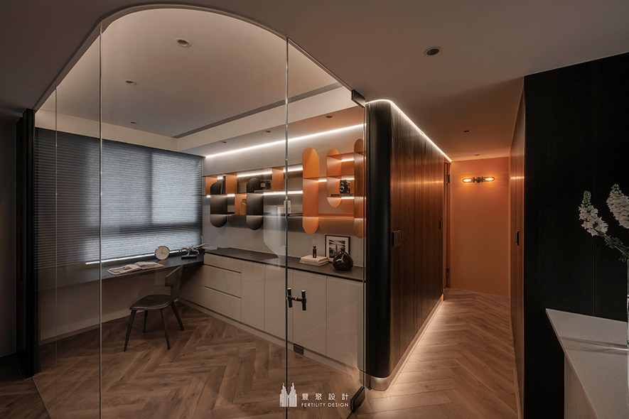 
书房——黄黑双色妆点缤纷调性 时髦而俐落的清透阅读角落

回应住者居家办公所需，设计团队由重划格局下手，将一房次卧拆除后，设置曲弧清玻隔间牆，令书房由一处封闭的立方体，转为精品橱窗般的文雅角落，使屋主得在具隔音的独立空间工作，又能保有一览公领域细緻设计的宽阔视野；内部以少量的黄黑双色铁件精琢俐落端景，如同透明画框裡绽放的抽象色块，于沉稳中添入一抹时髦亮意，成就一处自在优雅的阅读与办公之所。
