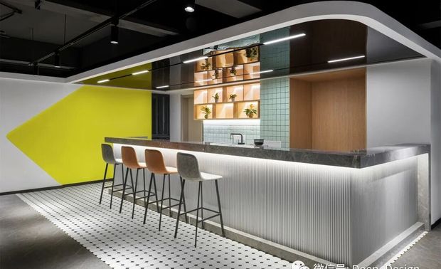 设计师创新性地使用多种颜色，时髦感的玩味中不失沉稳，细节处的陈列更趋丰富商务质
感.