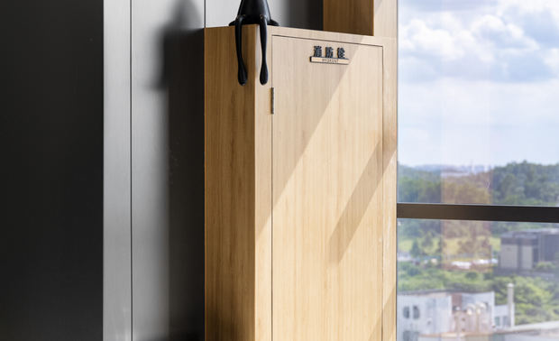 以及随处可见的绿植，它们不仅能够净化空气还有助于缓解视觉疲劳，为员工提供一个更加健康舒适的环境。