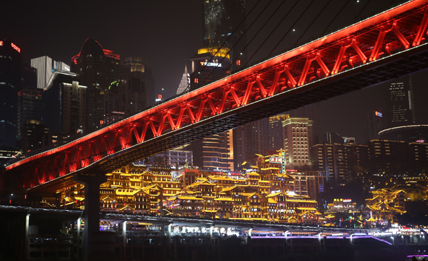 01#

涵养城市精神+迭代发展
作为一座拥有3000多年历史的城市，重庆历史资源丰富，文化底蕴深厚，在发展中注重传承和保护城市文脉。在重庆，可以欣赏到古老与现代的完美结合。重庆的建筑风格也别具一格，从传统的巴渝特色吊脚楼到现代的摩天大楼，都展示了这座城市的包容与创新。

翡丽酒店座落于解放碑商圈的核心地带，这个有“西部第一街”美誉的商贸中心区拥有几千家商业网点，20多家大型商场，同时还汇聚了超过500家的餐厅与酒店。这里是重庆不可或缺的旅游胜地。
