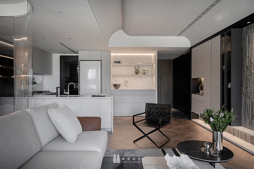 
以精緻细节实现专属居者品味的现代奢华风设计

秉持人文核心的设计思维，丰聚设计 设计总监 李羽芝、执行总监 黄翊峰 在此案中巧运细腻工艺手法、严选多元迥异材质，让空间中的每个细节，尽数成为业主美学品味的化身，描绘一处饱含当代风情的奢华雅境；同时顾及人们日常所需，构筑动线流畅、机能便捷的自适场域，供予业主一家精緻实用的质感生活天地，也达至品牌「化居所为屋主生活态度及热爱风貌延伸」的温馨期许。

案例资讯

设计团队：丰聚设计
案名：Distinct 独秀
项目类型：单层
项目坪数：27坪
主要建材：乳胶漆、超耐磨木地板、铁件、木作贴皮、系统板材、轨道灯、石材、订製家具、进口五金

丰聚室内装修设计有限公司
地址：台中市南屯区向上路三段367号
电话：04-2319 6588
传真：04-2310-6553
信箱：jtid2007@gmail.com
网址：http://www.fertility-design.com/
LINE：https://line.me/R/ti/p/%40fertility-design

OPEN Design动能开启传媒：https://www.openworld.tv/