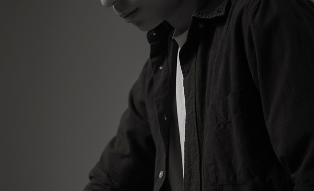 
本文由OPEN编辑部撰写

「视觉有质感、
使用要直觉、
氛围让人自在。」

「当业主看完提案后告诉我：『你的空间很懂我』，那一刻，我知道自己走对了路。」纬纶设计创办人华苇轩总监回想创业初期的关键时刻，眼神依然闪烁着当年的感动。在室内设计这条竞争激烈的道路上，什麽样的坚持能让一个品牌从零开始，逐步赢得客户的心？真正的答案，或许就藏在「纬纶」这个名字背后。

纬纶设计 设计总监 华苇轩

自幼浸润在景观设计师父亲的创作氛围中，华苇轩总监从小便对「将想像化为真实」的设计心生嚮往。怀抱这份纯粹的初心踏入室内设计领域，历经市场现实的淬炼与客户真挚回馈的启发，逐步锤鍊出兼顾美感、功能、预算与施工的全方位规划思维，并凭藉敏锐的洞察力与温暖的同理心，为每位业主打造「好看、好用、好感受」的理想场域。
