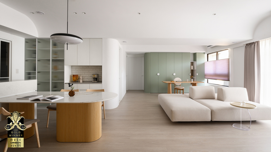 ▲餐厅特别设置隔屏较高的中岛吧檯，并藉由前方倒角边缘餐桌的轻薄桌面，凸显岛檯的沉稳量感，使屋主在此泡茶、料理轻食时，能清楚望见位于开放式公区他处的亲友状况，以便随时上前交流、互动。
