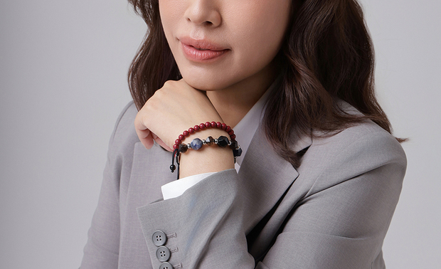 
城展设计
设计总监 林佩伶

公司简介
QUARK3，
三项基础设计元素──
美学、机能、工程，
经专业团队之手无瑕串联，
终得迸发无垠的设计能量。

QUARK3 DESIGN STUDIO，
绘写业主心中理想蓝图，
精篆寸隅微小细处，
铺叙反覆鑑赏也不失况味的写意空间，
其间透过灵活多元的创新思维，
将「设计」转作迥异艺韵，
灌注美学、巧佈机能、精施工程，
成就凝鍊精緻质感及实用性的至上环境。

获奖纪录
2026
台湾 华人金创奖《柔光絮语》- 住宅单层类 银奖
德国 BERLIN Design Awards《柔光絮语》- Silver

2025
中国 APDC 亚太室内设计菁英邀请赛《柔光絮语》- Winner

OPEN Design动能开启传媒：https://www.openworld.tv/