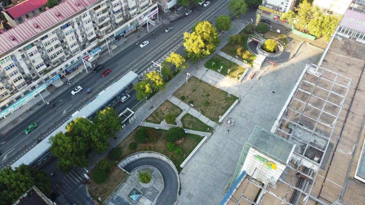 ▼ 户外前广场改造后效果图