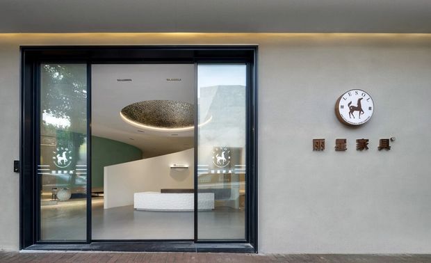     设计方GDD深思设计，作为一家赋予设计商业价值为导向的设计公司，始终坚持设计与商业价值的紧密结合。在这个卖床睡眠展厅的设计中，设计师们充分考虑了商业价值与设计手法的结合，通过提炼与简化主题元素，意在创造一个个情感体验空间，为每个展厅都赋予了独特的记忆点。

01展厅布局



