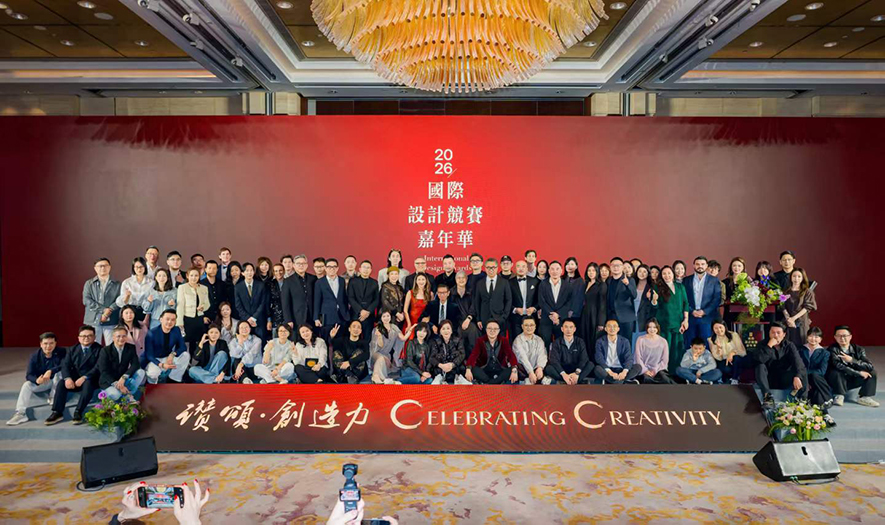 
活动资料来自「APDC亚太设计中心官方微信」、OPEN编辑部整理

2026年4月2日，上海浦东嘉里大酒店内盛大举办2026年度国际设计竞赛嘉年华，主办方APDC亚太设计中心定下「设计无界、热爱相通」的活动主题，吸引全球逾百位设计界权威人士及顶尖设计师汇集此地。其中，擎森设计 设计总监 陈楚扉 也以过往于亚太地区各大重要赛事的出色表现受邀出席，和各路业界精英一同参与这场极具影响力的跨国设计盛典。

设计领军人物齐聚一堂 欢度荣誉时光

本次设计嘉年华包含一系列丰富活动，陈楚扉总监则参加第16届APDC亚太设计菁英邀请赛、和2025年度北美PI设计大奖的颁奖典礼；赛事中，擎森团队分别透过温煦摄影馆《时序》和柔彩舒心宅《云暮》，前后摘得「Winner」及「Excellence」殊荣，兼备「美」、「暖」、「艺术」、「机能」的设计创想，不仅贴合两场比赛重视的「创造力」及「空间协调性」核心，在评选时惊豔国际评审团，亦于颁奖典礼现场获取如雷掌声，将品牌魅力远播海外、展望世界！
