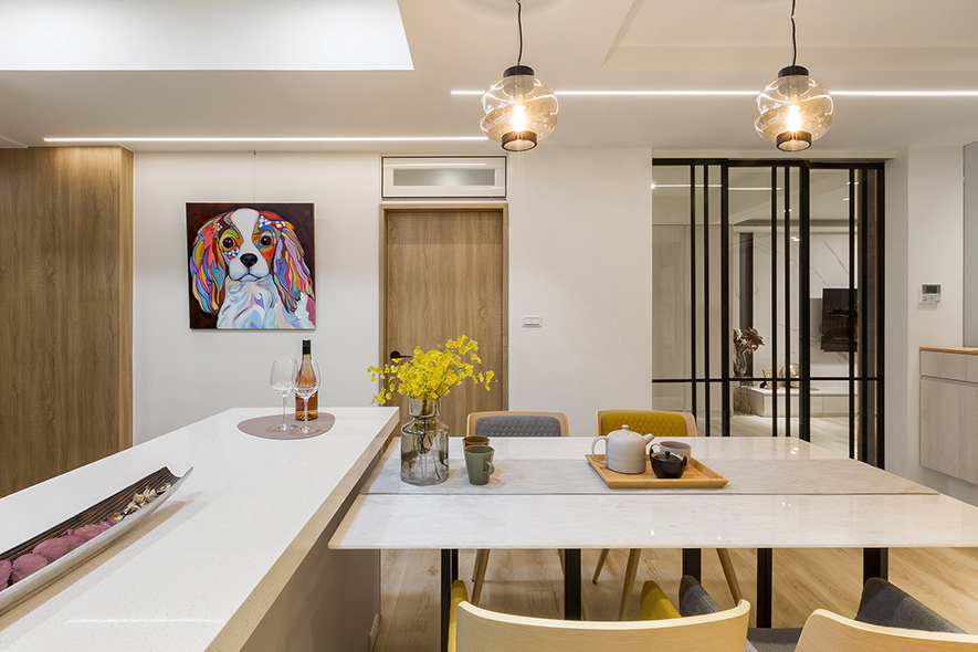 （图）艾美幸福作品《Back to Childhood》，考量长辈呼吸系统较脆弱，配备全屋除溼和全热交换器，降低多雨气候造成的霉菌滋长可能性。

智慧科技应用 革新照护服务效能

面对高龄化趋势带来的挑战，许总监积极探索科技与照护服务的深度整合。在宠物宅的规划方面，她建置统一化的智慧环控系统，藉由恆温恆湿的自动调节，有效抑制异味，并搭配全热交换系统，确保人宠都能呼吸到清新空气。此外，设置24小时云端监控系统，即使饲主身在远方，也能即时掌握爱宠的动态与健康状况。

对于老年人的照护领域，总监亦是丝毫不马虎。她特别重视跌倒预防，经由AI影像跌倒侦测的採用，监控系统可从姿态自动辨识异常情况，如当系统侦测长者从站立突然变为倒卧时，便会立即发送LINE警示，并同步将影像上传至监控平台。这项技术的核心价值，不仅有效减轻照护人员的巡房负担，更重要的是能在意外发生的第一时间提供长者最即时的协助。这不但让家属能够安心将挚亲交託，也使长者在享有隐私的同时，获得完善的安全守护。
