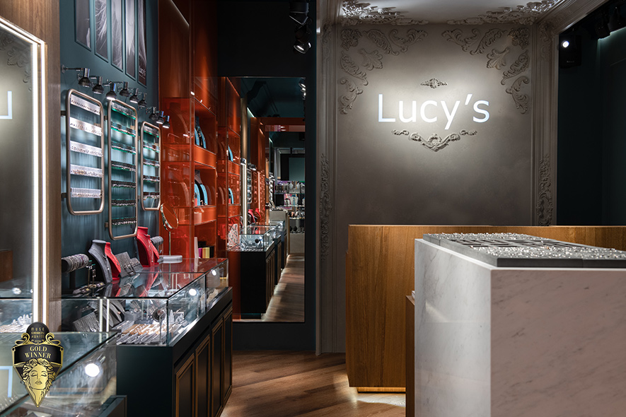 ▲凋花天花板由入口延伸至店面底部的logo主牆，形成贯穿全场的视觉轴线，其表面以特殊涂料营造的石凋质感，强化古典精品的氛围，使收银区成为品牌仪式的终点站，统一设计语彙与空间整体的故事性。
