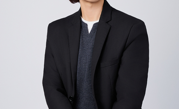 
虎宙设计
设计总监 梁诗敏

公司简介
创意，
如虎之生命力蓬勃无限，
似宙变森罗万象幻无垠。

虎宙设计，
承揽新旧屋宅全面设计，
从零起始的毛胚屋规划，
精准且完善的自地自建，
乃至重整老房格局机能，
皆以诚挚专业服务态度，
聆听洞察所有生活需求；
其间，
藉团队缤纷多元的创新艺想，
将每位居者的日常轨迹、风格雅韵揉入设计，
化实用及美感为填满空间调性的精髓，
于平凡建物中灌注独一无二的生动灵魂，
打造汇聚每位业主专属气质的理想宇宙。

金奖作品《岩境‧橙曦》
