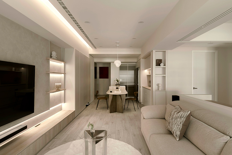 
餐厅——明亮自然 入门后的无压风景

途经玄关廊道、侧身转入公区，奶油世界明快地渐次开展。餐厅作为入门后首个迎宾场域，串联公领域他处的开放式设计，带来豁然开朗的空间放大感；上空悬挂两盏外型圆润、同时带点不规则俏皮感的洁白吊灯，捎来一抹引人撇起嘴角的活泼趣味，搭配桌面为浅调圆角石纹、下方则採深木桌脚的中岛餐桌，既以下沉上轻的色彩丰富观感层次，又彷彿绘出一幅云朵飘过天然岛屿的优美画作，打造独树一帜的怡情用餐光景。
