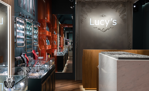 ▲凋花天花板由入口延伸至店面底部的logo主牆，形成贯穿全场的视觉轴线，其表面以特殊涂料营造的石凋质感，强化古典精品的氛围，使收银区成为品牌仪式的终点站，统一设计语彙与空间整体的故事性。
