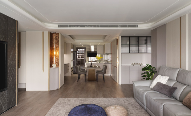 
古蹟与时光 是心裡一份未竟的嚮往

对空间怀有这样真挚的情感，也让郑总监心底始终藏着一个属于自己的梦。访谈中，她提及一个深藏已久的心愿：承接一个呈现復古彷旧风格的案子。「小时候在乡下曾住过四合院那样的老房子，对有岁月感的老屋一直有种特别的情感。」出国旅行，她选择的几乎都是古蹟、老城区，迷恋的不只是那些建筑的外观，更是它们所积累的文化底蕴和时间流动的痕迹。

她曾一度以为机会来了，迪化街一栋老屋正在寻觅设计师，业主打算在裡头开一间酒吧。她与团队前往勘查时，兴奋之情溢于言表，那正是她心目中最渴望的案件类型。
