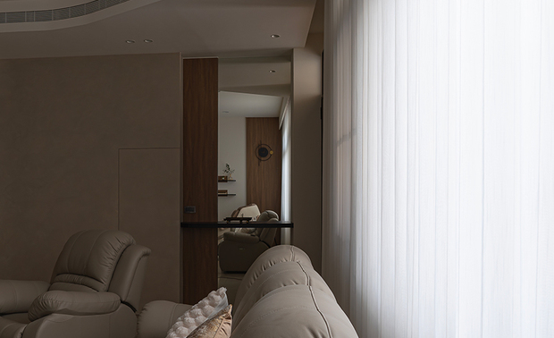 
以整合之道筑梦 于质朴中见真章

深刻理解屋主对于居家空间的期待与需求后，安厝设计 主持设计师 王怡涵、设计师 方绎杉 藉「去繁从简」为核心理念，透过材质的细腻搭配与色调的温柔铺陈，从客厅到餐厨、室内到户外，每一区域都在大片清朗自然光下流露生活的质感与温度。此外，更将屋主自选家具的优化视为设计的一环，以其专业的技术、诚挚的态度，将细节在预算内达到最佳呈现，塑造「设计如何服务生活」的模范宅，成就一处得以安心归依、自在舒展的理想居所。

案例资讯

设计团队：安厝设计
案名：无界作
项目类型：住宅
项目坪数：30坪
项目地址：台湾高雄
主要建材：木作天花板、木作悬空电视牆、彷石纹磁吸板、系统柜、自选家具加工

王怡涵、方绎杉
安厝设计 主持设计师
电话：0956-015-165
地址：高雄市冈山区台上里富贵西街9号
信箱：rbus7878@gmail.com

OPEN Design 动能开启传媒：https://www.openworld.tv/