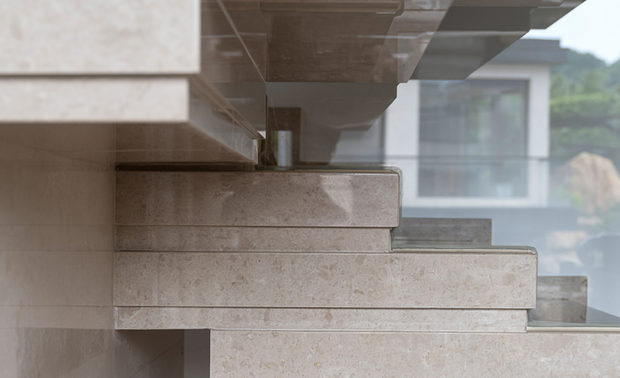 阳光会带来明暗交错的线条，日出日落，光影的灵动又为别墅增添几分惬意。