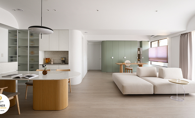 ▲餐厅特别设置隔屏较高的中岛吧檯，并藉由前方倒角边缘餐桌的轻薄桌面，凸显岛檯的沉稳量感，使屋主在此泡茶、料理轻食时，能清楚望见位于开放式公区他处的亲友状况，以便随时上前交流、互动。
