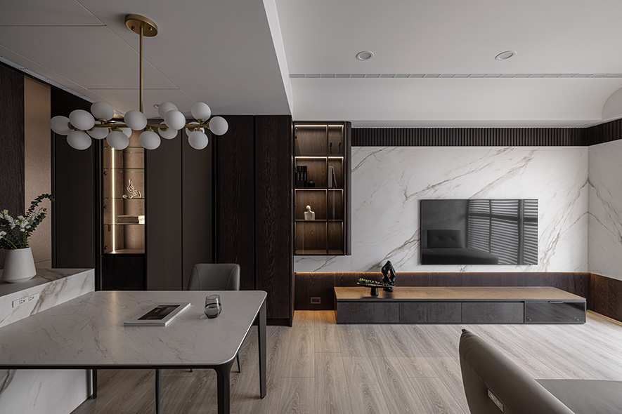 （图）达誉设计作品《柔韵藏艺》

总监举出一个极为常见的例子：有些屋主参考网路资讯，自行决定拆掉一道牆，以为就能轻鬆打造开放式格局，结果入住后才发现，插座位置没有跟着调整、排水管线也不在对的地方，环境确实变大了，动线却更加彆扭，设备摆放处处受限。

「看起来已做出修改，却没有真正解决问题，这是最可惜的状况。」达誉团队的做法，是从一开始就将客变到装修视为同一条时间轴上的连续规划：客变阶段预先保留施工所需的条件，施作阶段则延续客变时建立的架构基础，两个阶段环环相扣，彼此衔接。同时，团队也会透过微调动线来提升坪效，确保每个区域都能被实际使用，并将预算分配在真正看得见、用得到的环节，避免大量资源消耗在基础工程的补救上，反而牺牲生活品质，也拉低设计完成度。
