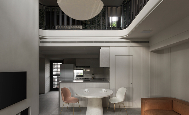 
客餐厅——沉静灰韵揉暖调 素雅不失温情的独到侘寂风

客餐厅地坪铺设灰色石纹地砖，搭配四面环绕带有淨白木纹、彷水泥纹理漆料的朴实观感，呈现低调静谧的灰调侘寂风，辅以二楼垂挂而下的纸质吊灯，以及具板岩斑驳质感的素朴餐桌等精选家具，进一步彰显大自然粗糙而不完美、却幽静简雅的日系美学，更选搭跳色的暖橘餐椅与真皮沙发，调和大片灰石材质的冰冷主调，为此区注入温润舒适的放鬆氛围。
